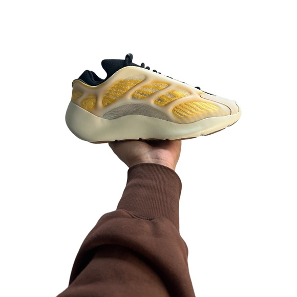 NWT Yeezy 700 V3 \'Mono Safflower\' Men's Size 5 NWT Yeezy 700 V3 \'Mono Safflower\' Men's Size 5